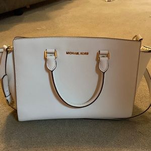 Michael Kors white bag gold headwear like new condition
